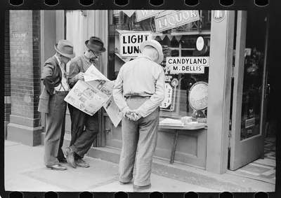 Steelworkers reading the newspaper, Aliquippa, Pennsylvania, 1938