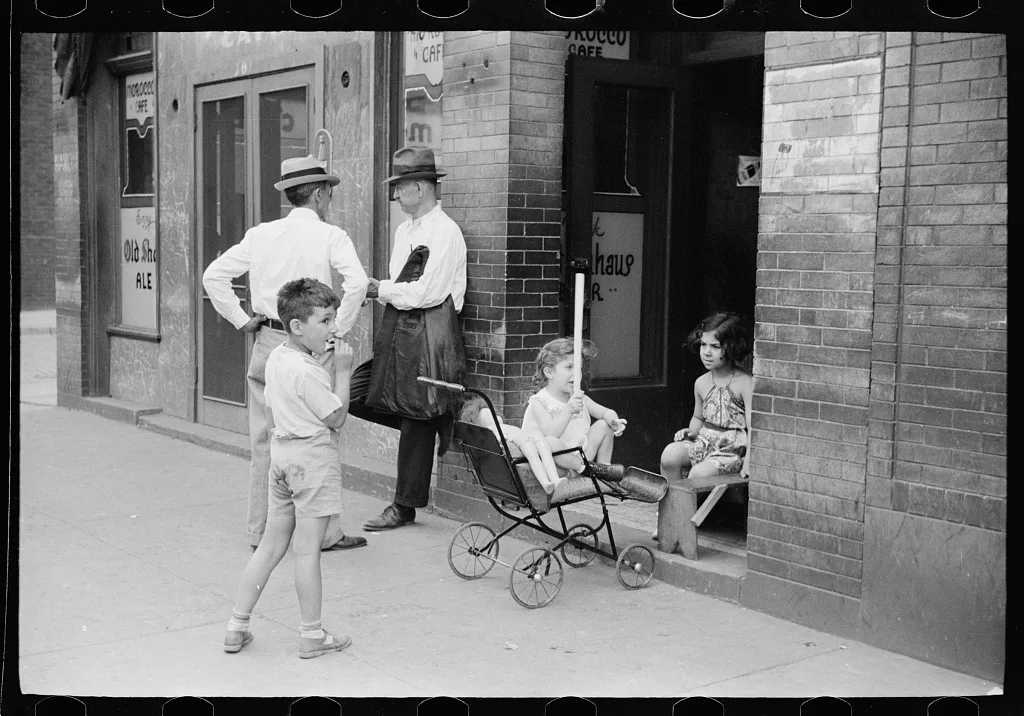 Children playing on the street, Aliquippa, Pennsylvania, 1938