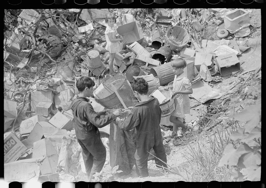 Children at city dump, Ambridge, Pennsylvania, 1938