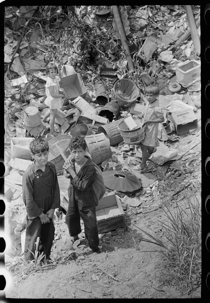 Children at city dump, Ambridge, Pennsylvania, 1938