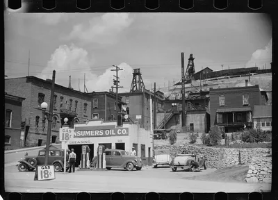 Gas station, Butte, Montana, 1939