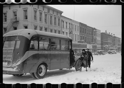 Passengers entering bus during snowstorm, Chillicothe, Ohio, 1940