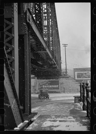 Bridge across Mississippi, Davenport, Iowa, 1940