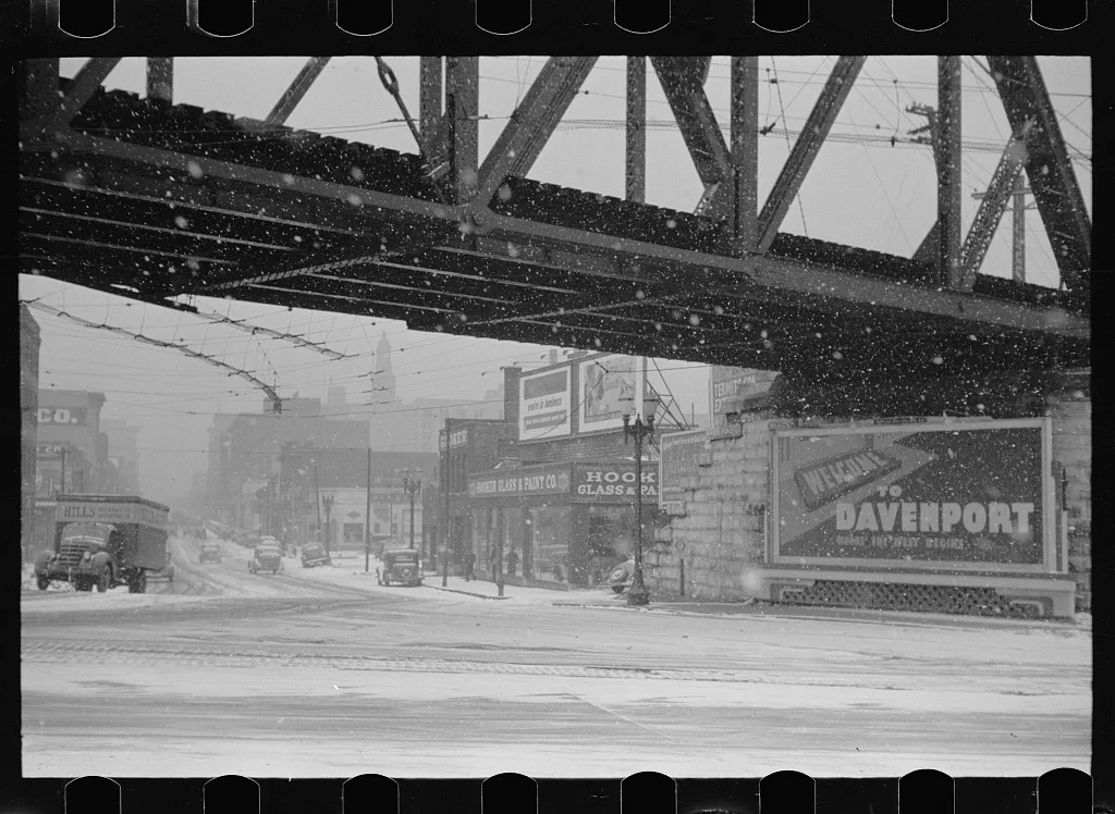 Bridge across Mississippi, Davenport, Iowa, 1940