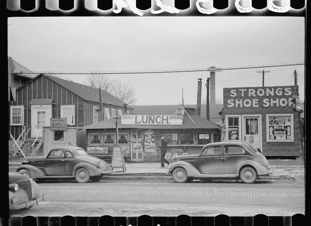 Side street, Salem, Illinois, 1940