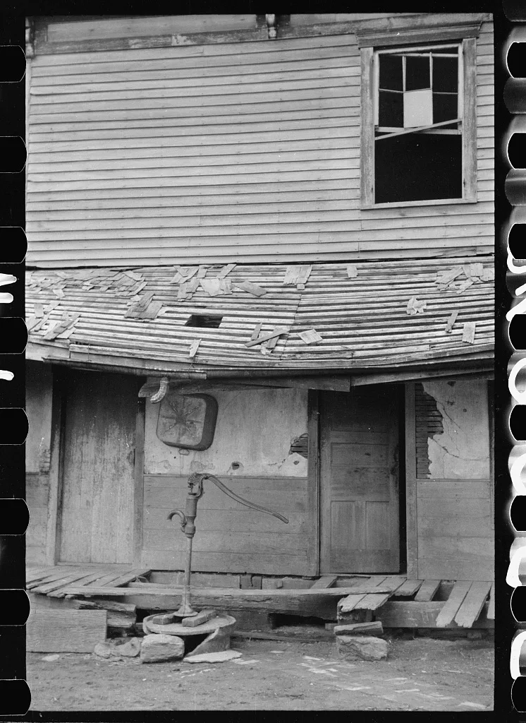 Abandoned farmhouse, Parke County, Indiana, 1940