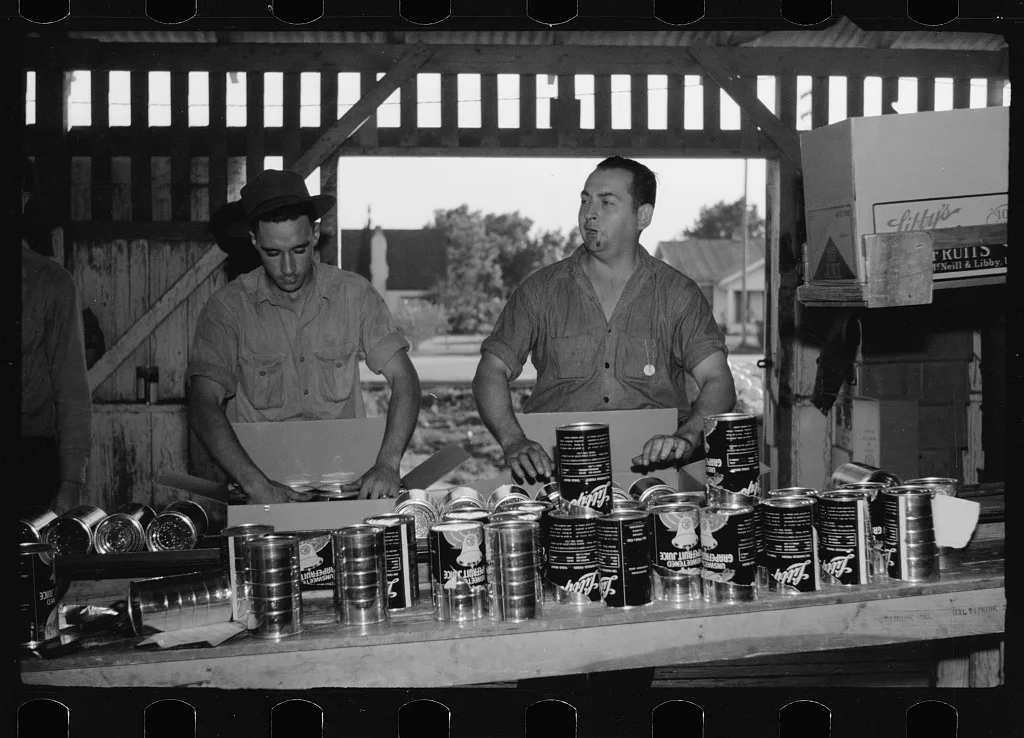 Packing canned grapefruit juice, packing shed, Weslaco, Texas, 1942