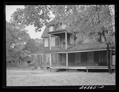 Abandoned house. New York City suburbs, New York (State), 1941