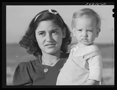 [Untitled photo, possibly related to: Migratory worker's wife and…, Texas, 1942