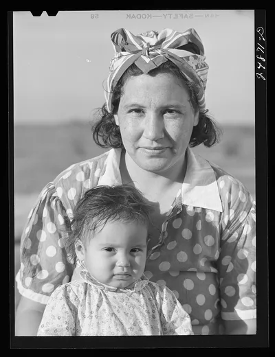 Migratory worker's wife and child. Robstown camp, Texas, 1942