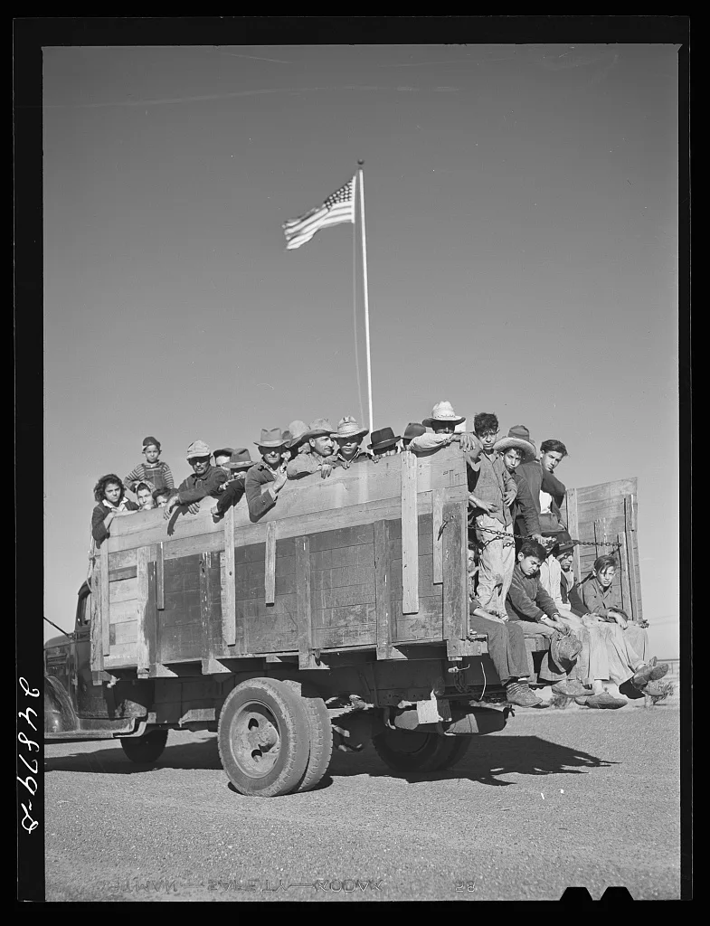 Migratory workers returning from day's work. Robstown FSA (Farm…, Texas, 1942