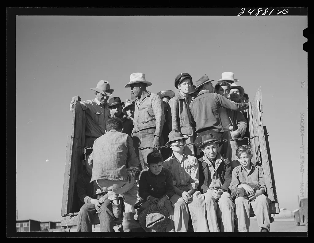 Migratory workers returning from day's work. Robstown camp, Texas, 1942