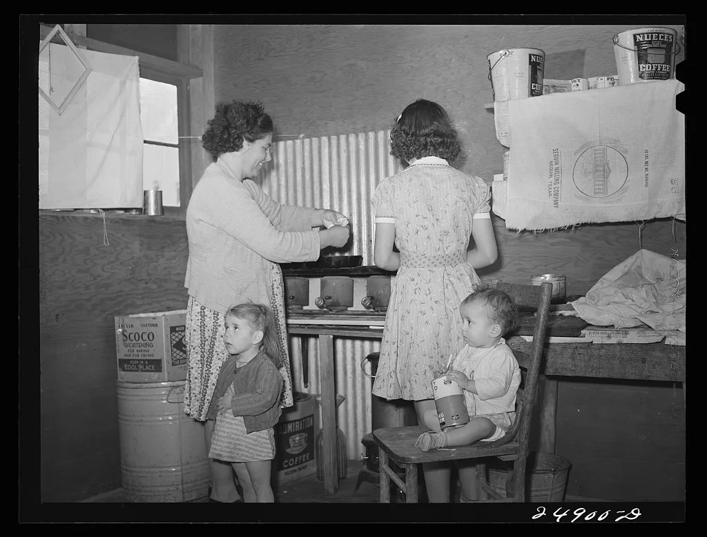 Family preparing tortillas for supper. Robstown camp, Texas, 1942