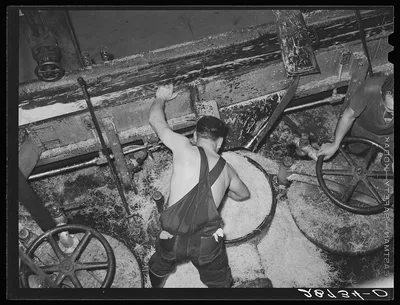 Loading diffusion chamber at sugar beet factory. Brighton, Colorado, 1939