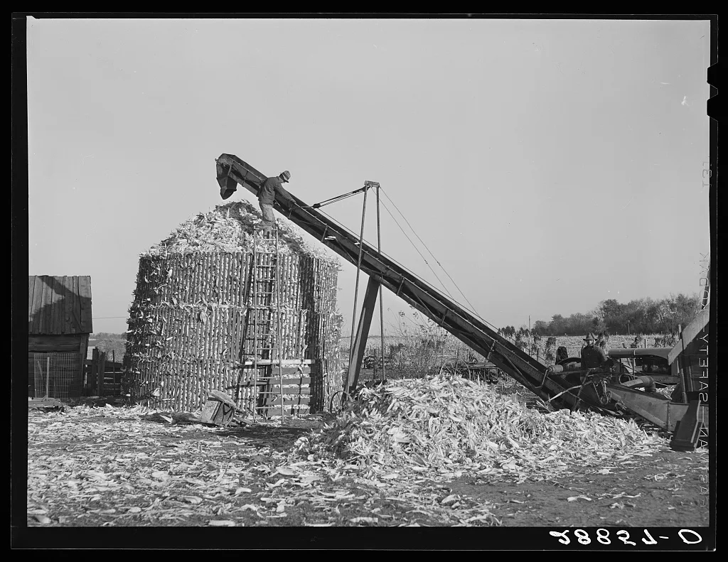 Temporary corn crib erected to store the overflowing harvest. Grundy…, Iowa, 1939