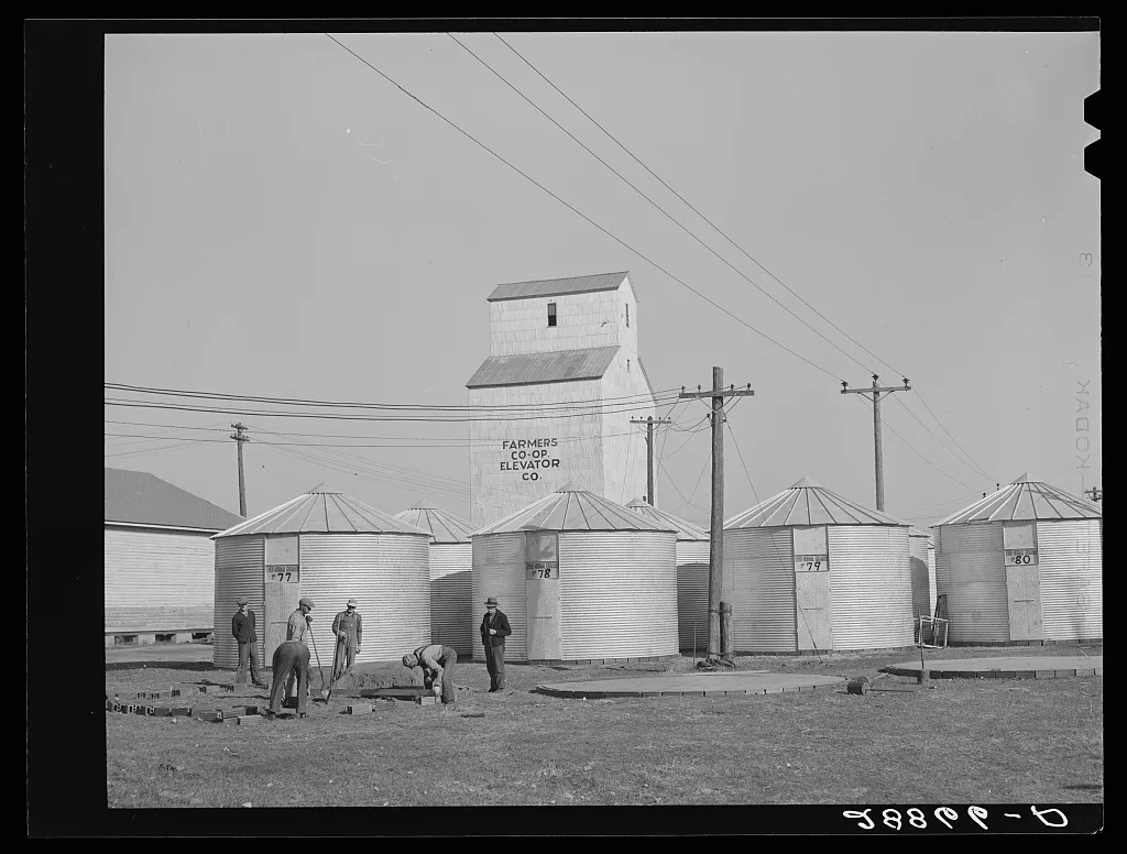 Constructing bin for ever-normal granary storage. Grundy Center, Iowa, 1939