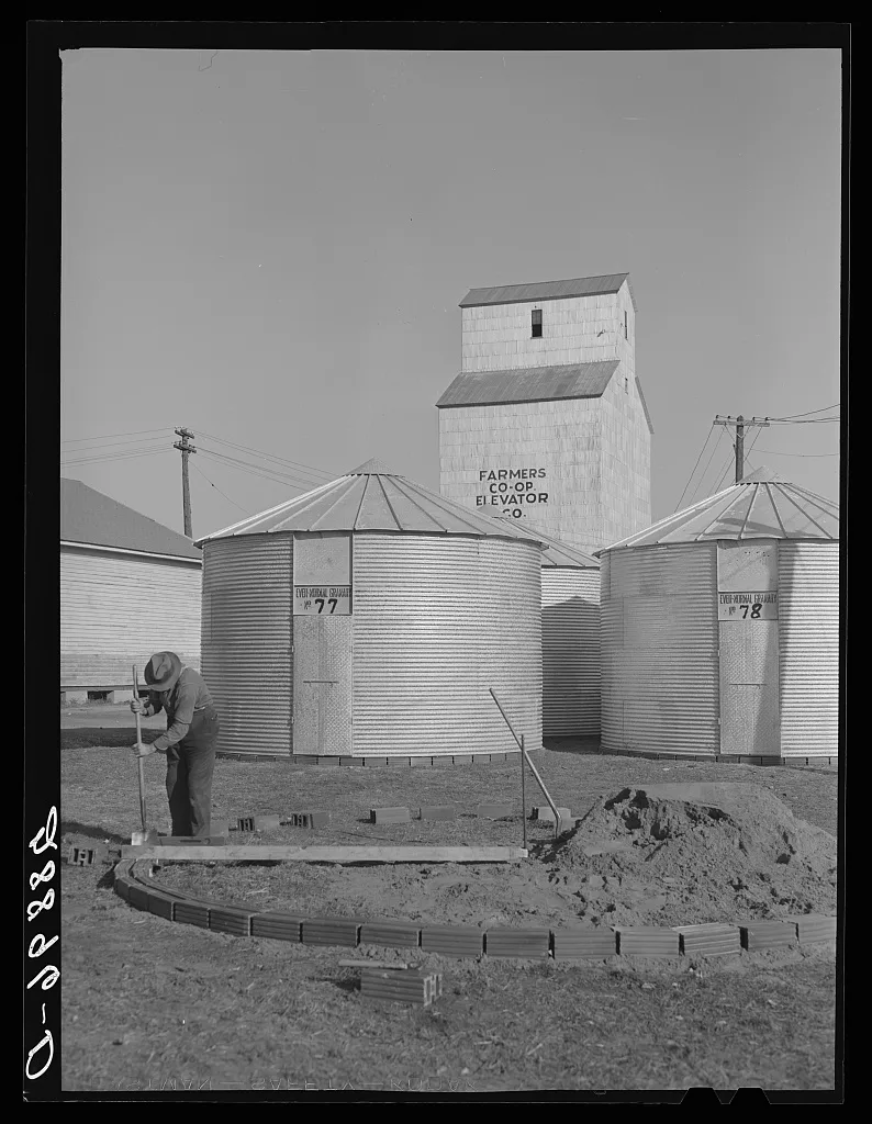 Erecting an ever-normal granary bin. Grundy Center, Iowa, 1939