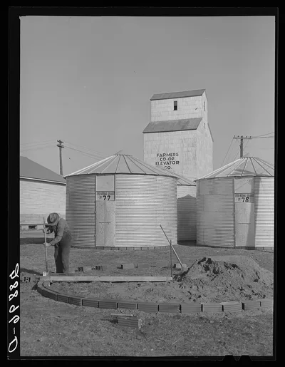 Erecting an ever-normal granary bin. Grundy Center, Iowa, 1939