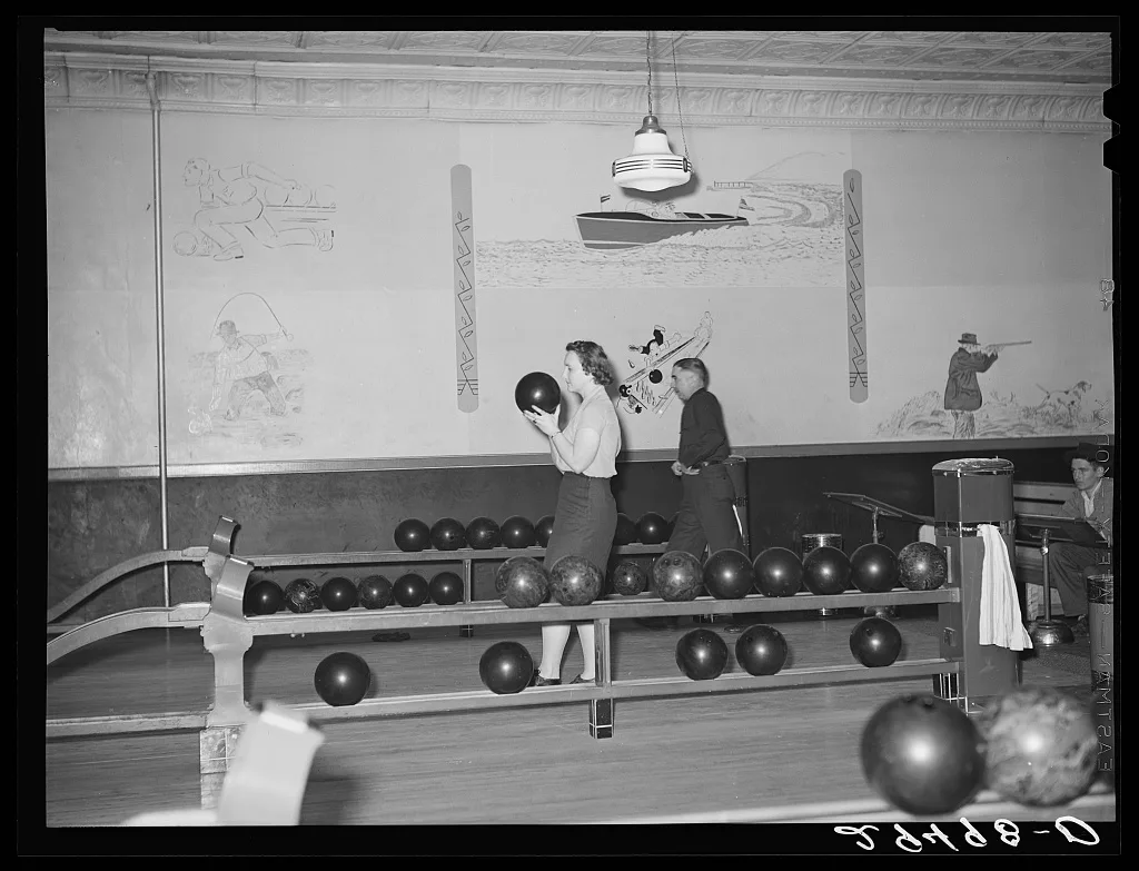 [Untitled photo, possibly related to: Bowling alley. Clinton, Indiana], 1940